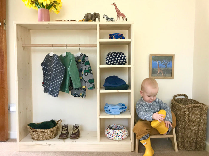 Ruime en stijlvolle kinderkledingkast van Manine Montessori.